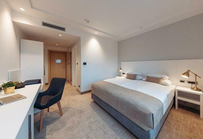 Номер Стандарт, Antunović Hotel East