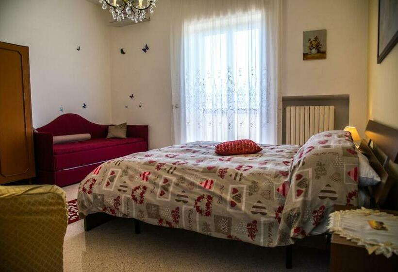 חדר לארבעה סטנדרטי עם מרפסת, B&b Casa Mariangi