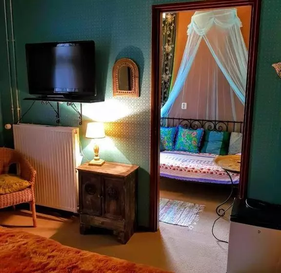 Comfort Kolmen Hengen Huone, B&b Villa De Thee Tuin