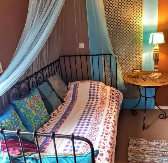 Comfort Kolmen Hengen Huone, B&b Villa De Thee Tuin
