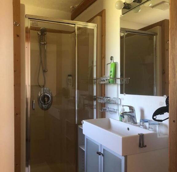 Standard Szoba King Size Bed, Cariboo Log Guest House