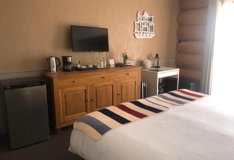 Standard Szoba King Size Bed, Cariboo Log Guest House