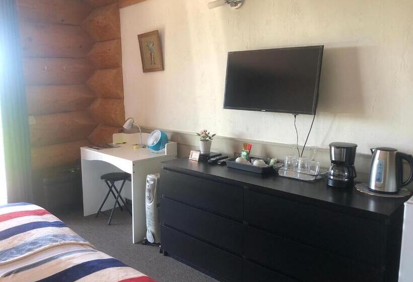 Standard Szoba King Size Bed, Cariboo Log Guest House