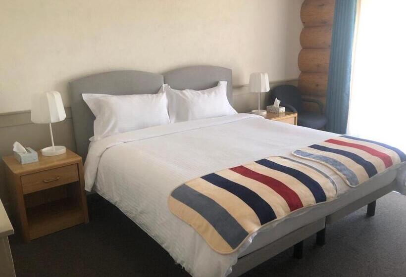 Standard Szoba King Size Bed, Cariboo Log Guest House