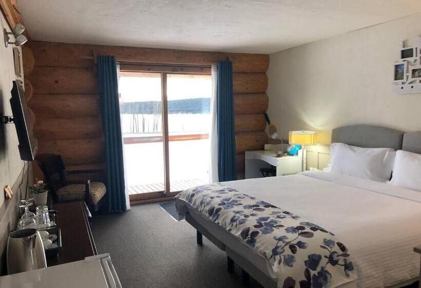 Standard Szoba King Size Bed, Cariboo Log Guest House