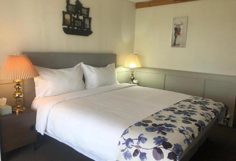 Standard Szoba King Size Bed, Cariboo Log Guest House