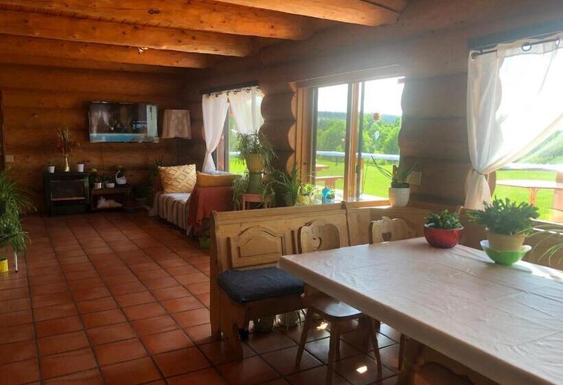 Standard Szoba King Size Bed, Cariboo Log Guest House