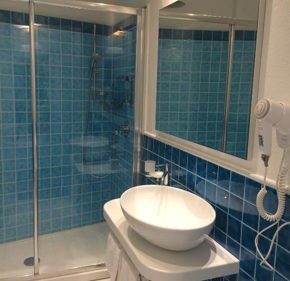 اتاق لوکس, Janas