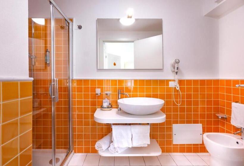 اتاق لوکس, Janas