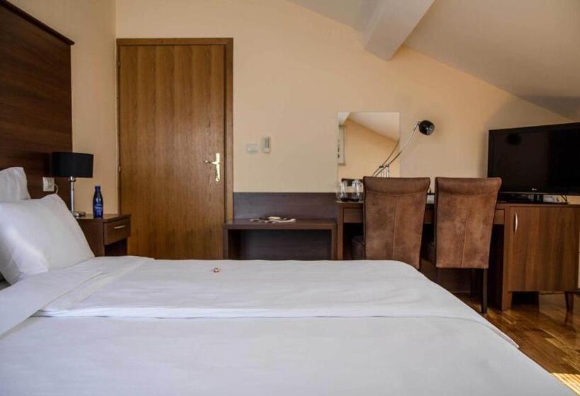 اتاق استاندارد سه نفره, M