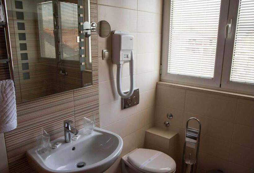 اتاق استاندارد سه نفره, M