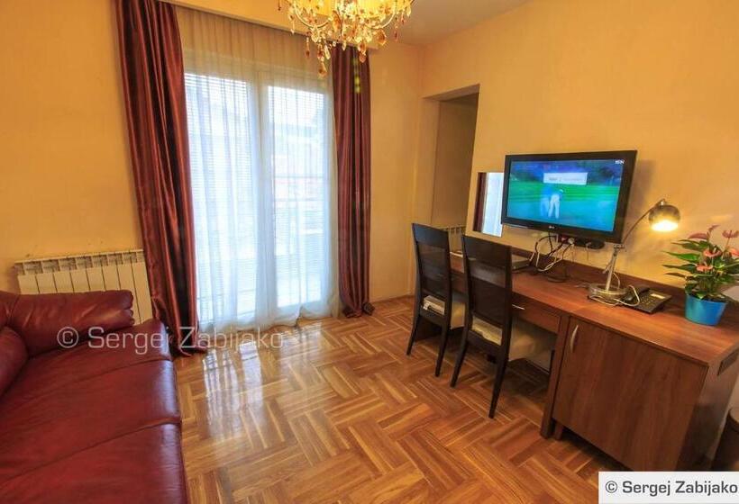 اتاق استاندارد سه نفره, M