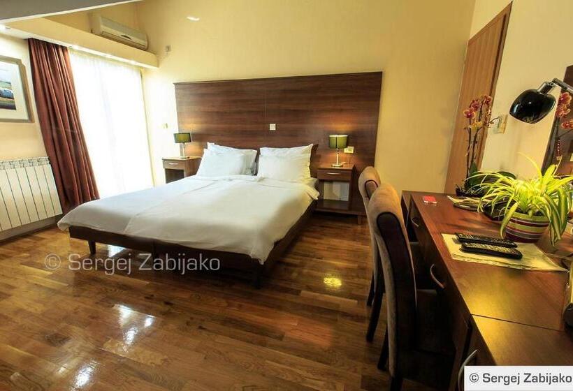 اتاق استاندارد سه نفره, M