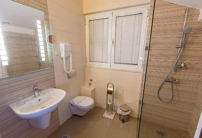 اتاق استاندارد سه نفره, M