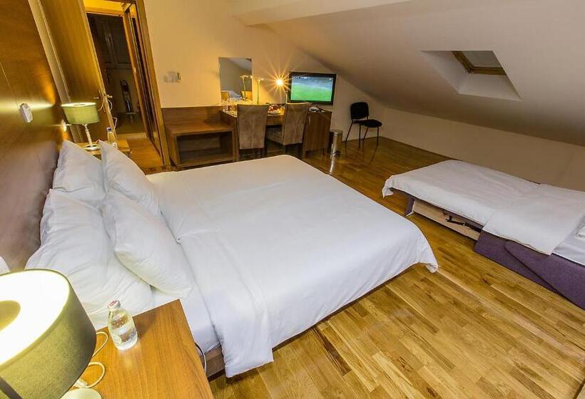 اتاق استاندارد سه نفره, M