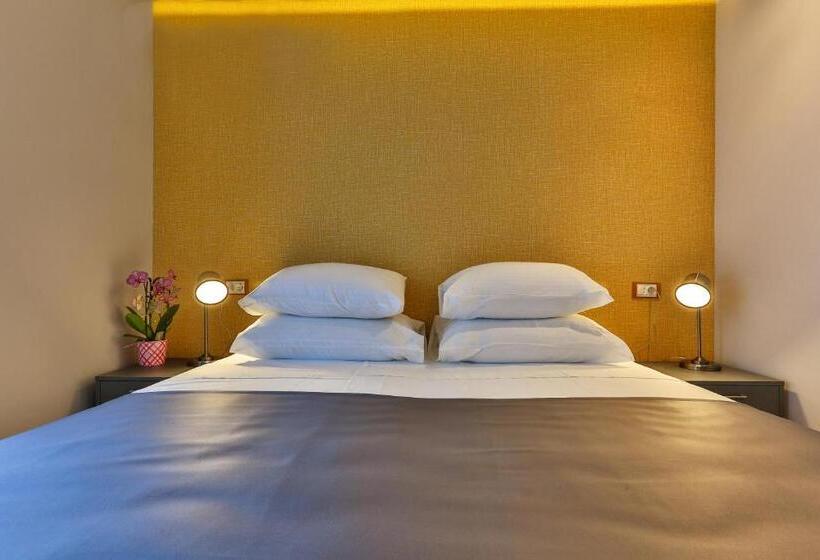 اتاق لوکس, M