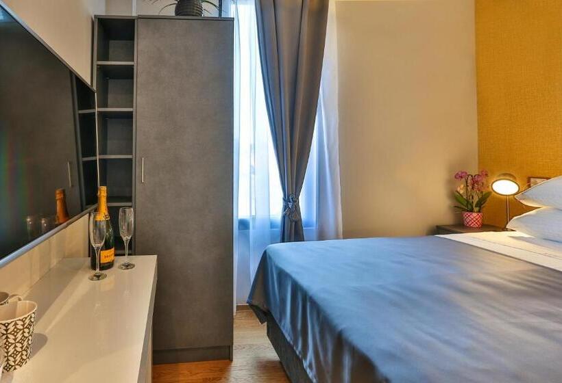 اتاق لوکس, M