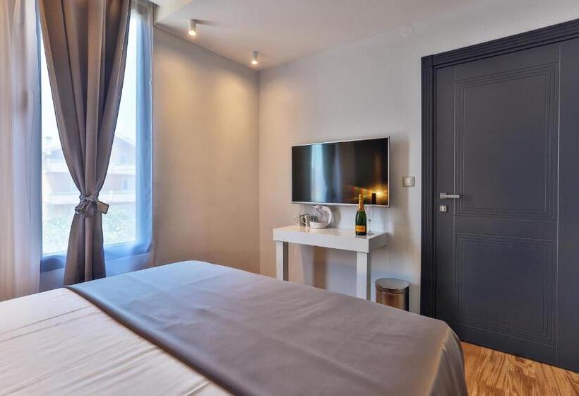 اتاق لوکس, M