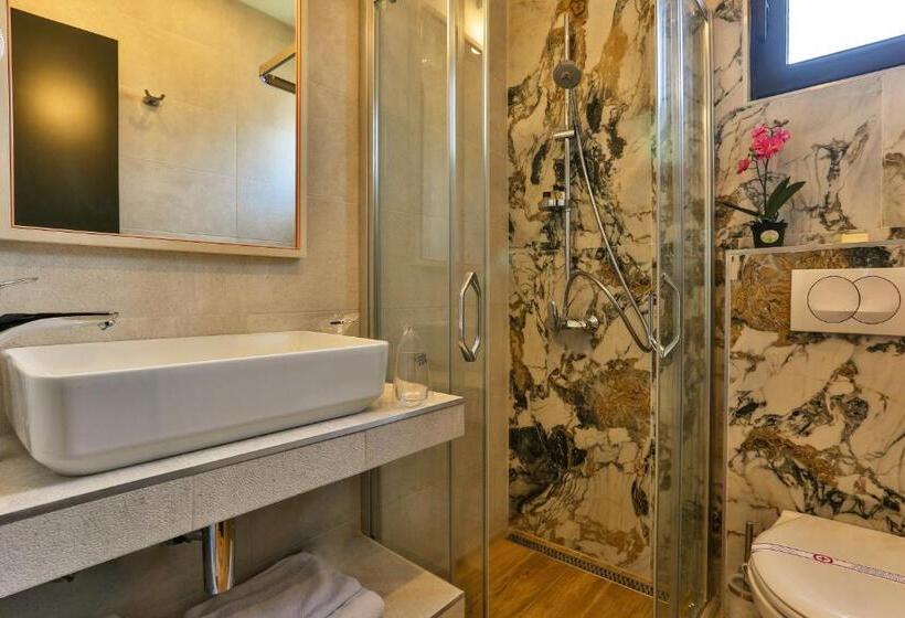 اتاق لوکس, M