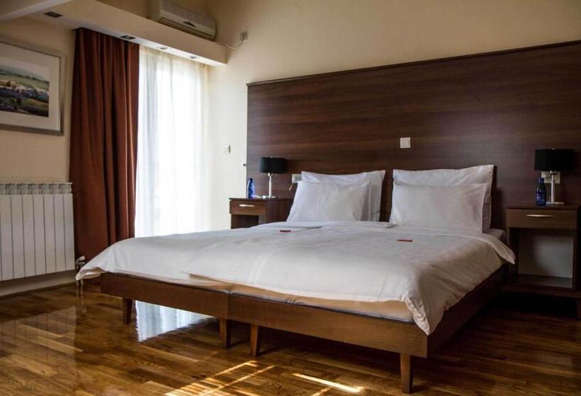 اتاق استاندارد سه نفره, M