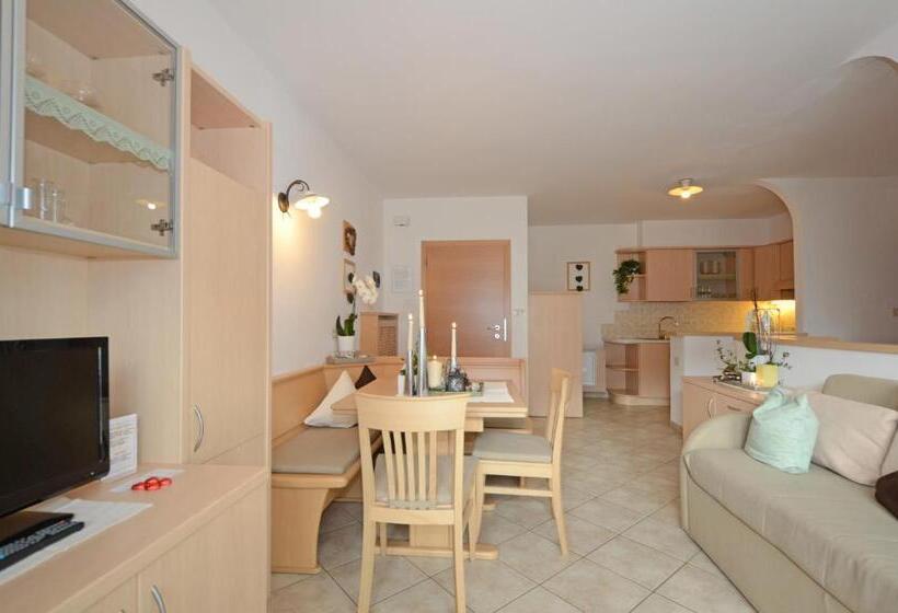 2ベッドルームアパートメント, Mason La Zondra