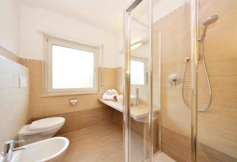 2ベッドルームアパートメント, Mason La Zondra