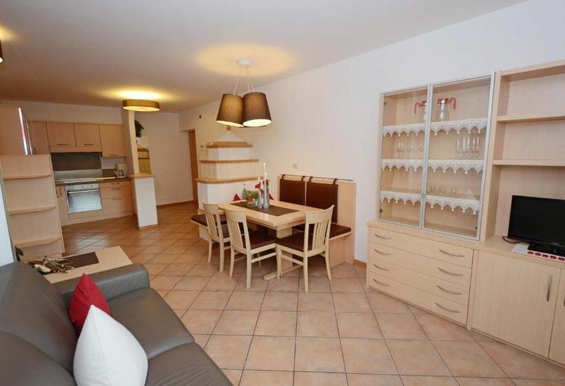 2ベッドルームアパートメント, Mason La Zondra