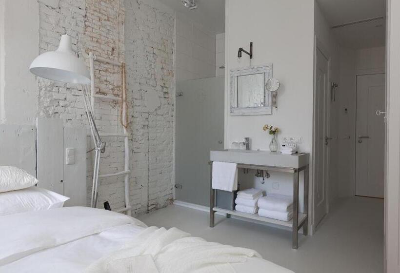 غرفة قياسية, Mother Goose