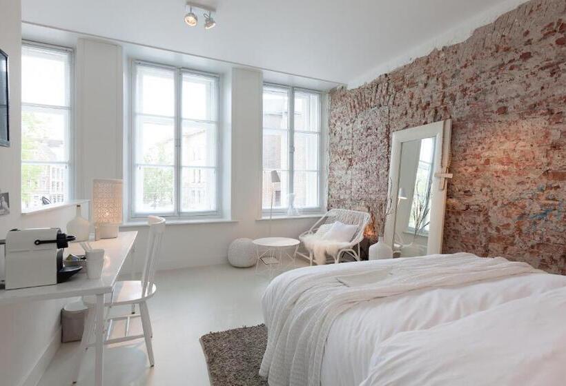 جناح, Mother Goose