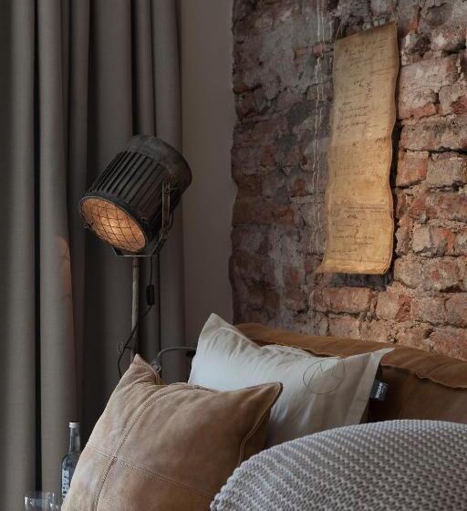 جناح, Mother Goose