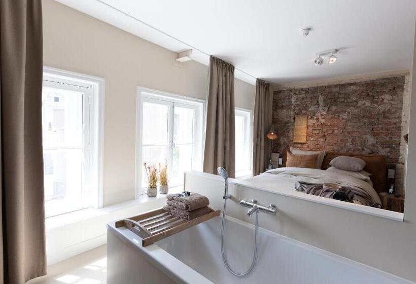 جناح, Mother Goose