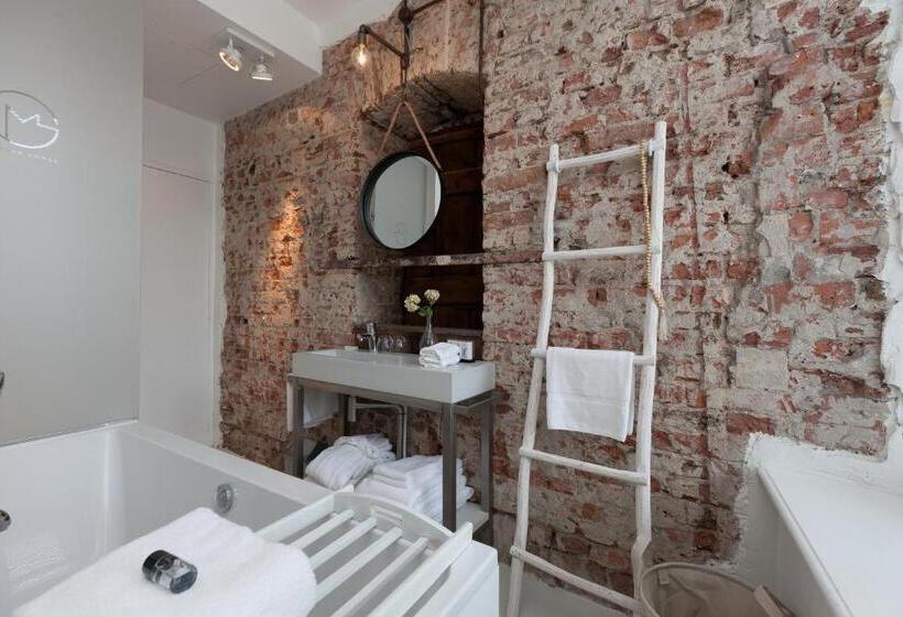 جناح, Mother Goose