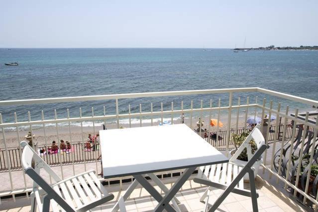 Triple Room Sea View, Nina B&b