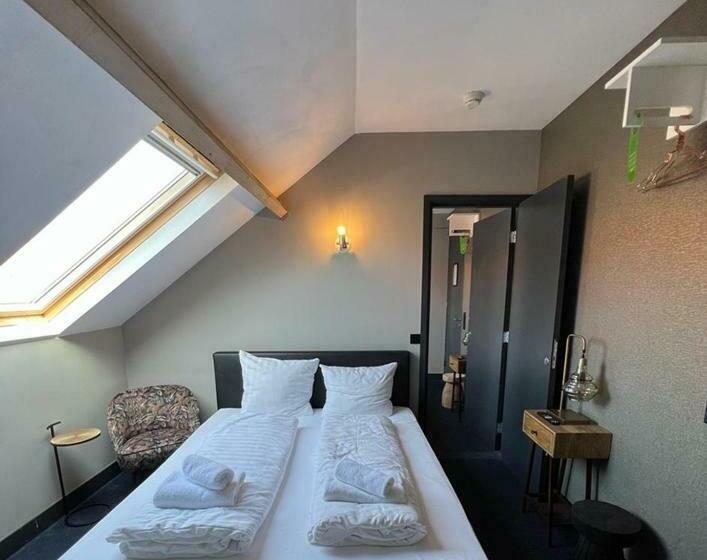 Семейный Номер, Oostereiland