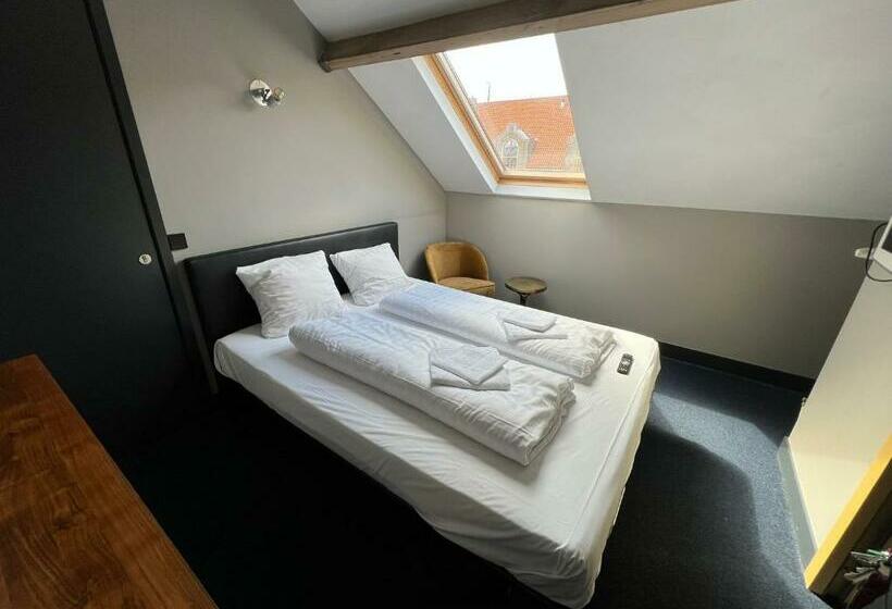 Семейный Номер, Oostereiland