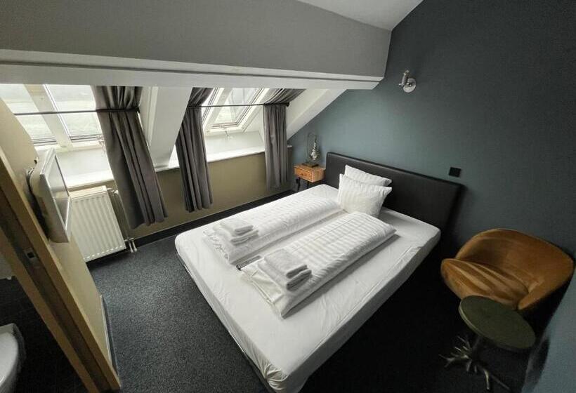 Номер Стандарт, Oostereiland