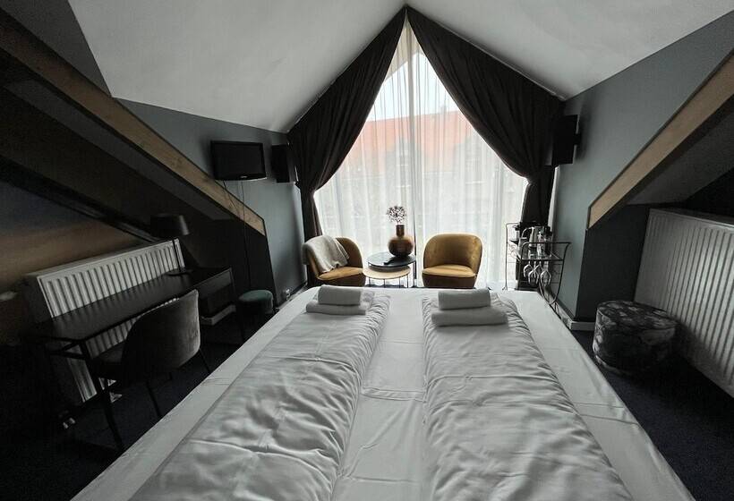 Семейный Номер, Oostereiland