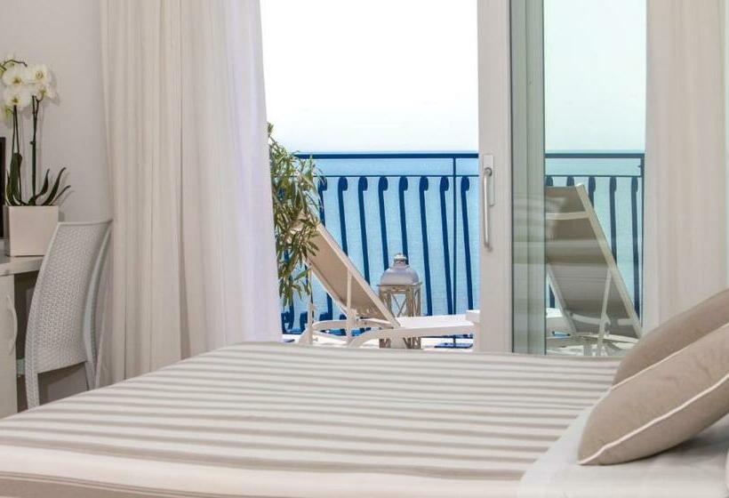 جناح جونيور, Plaza Esplanade