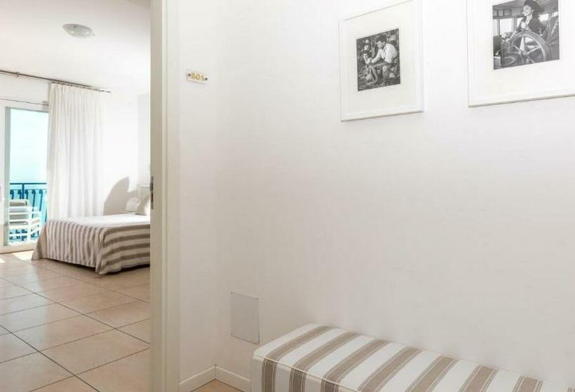 جناح جونيور, Plaza Esplanade