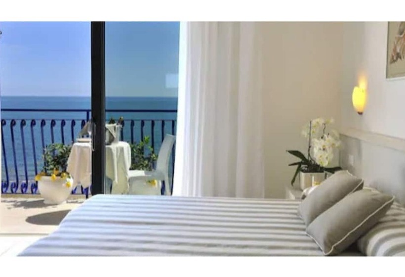 جناح جونيور, Plaza Esplanade