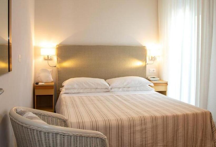 غرفة قياسية إطلالة جانبية علي البحر, Plaza Esplanade