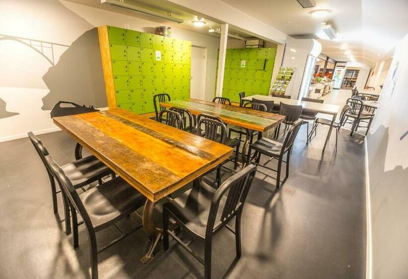 Кровать в Общей Комнате, Haka House Queenstown Lakefront