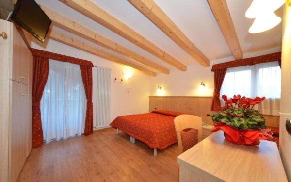 חדר סטנדרט לשלושה, Zirmes