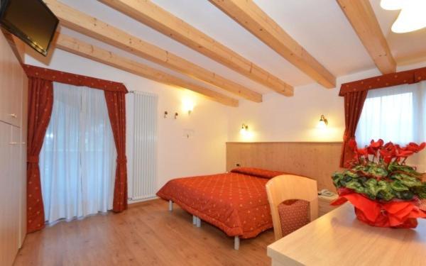 חדר סטנדרט לשלושה, Zirmes