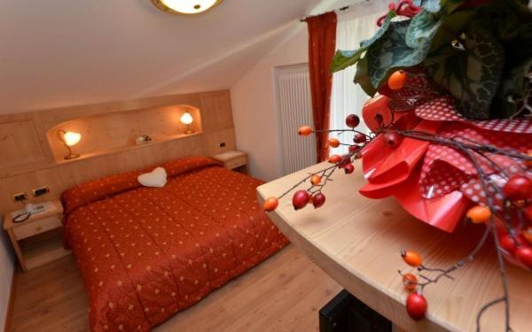 חדר סופריור לשלושה, Zirmes