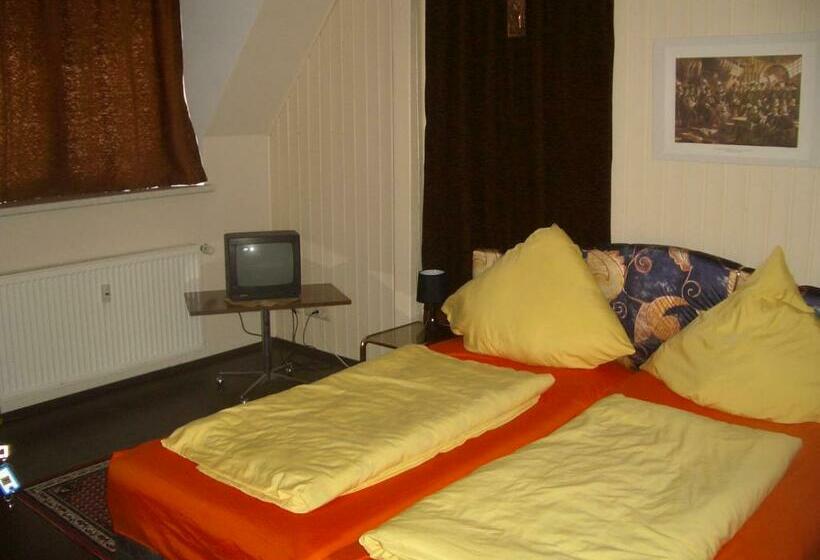 Номер Стандарт, An Der Uferpromenade