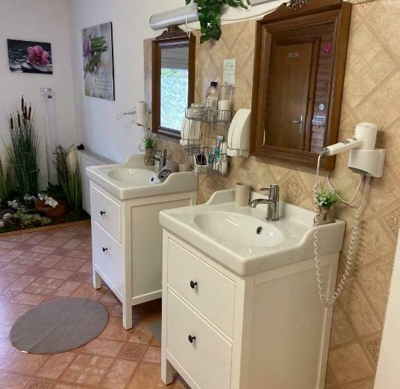 חדר סטנדרט לשלושה עם חדר אמבטיה משוף, Gasthaus Luggwirt