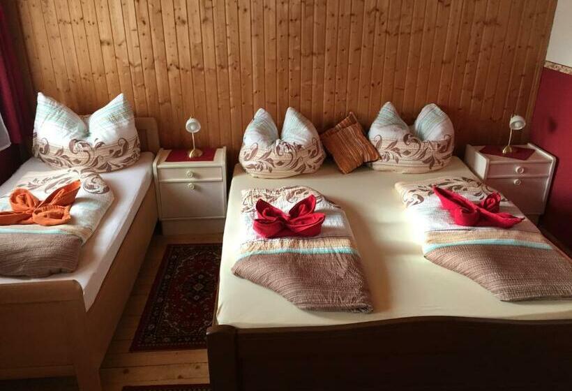 חדר סטנדרט לשלושה עם חדר אמבטיה משוף, Gasthaus Luggwirt