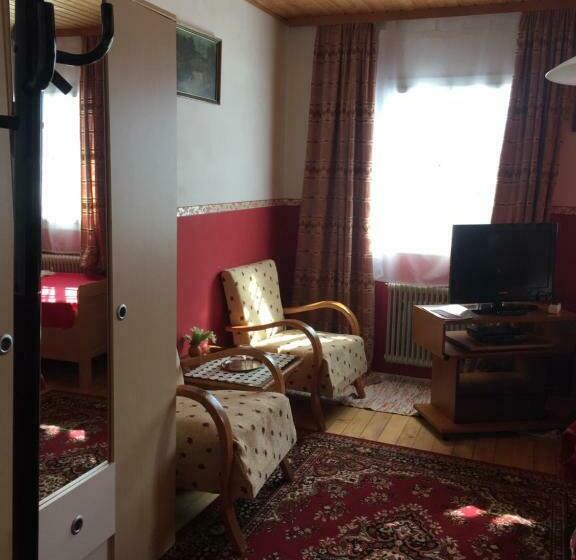 חדר סטנדרט לשלושה עם חדר אמבטיה משוף, Gasthaus Luggwirt