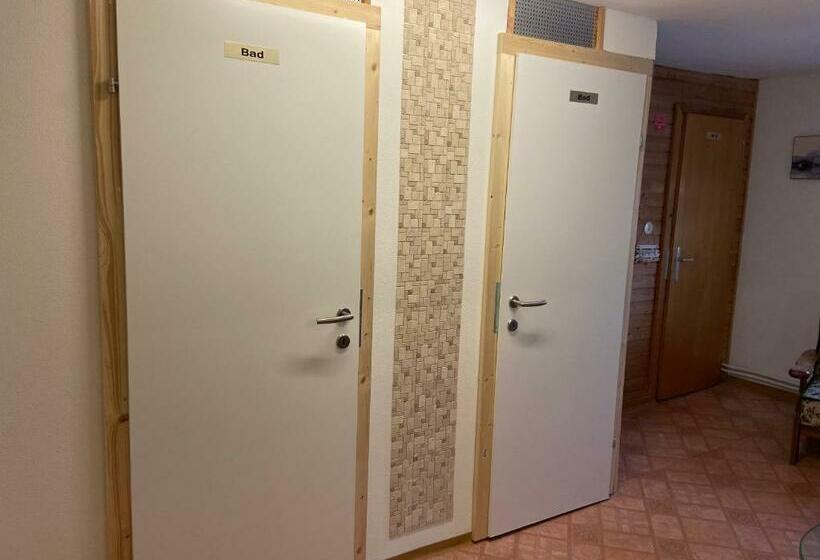 חדר סטנדרט לשלושה עם חדר אמבטיה משוף, Gasthaus Luggwirt